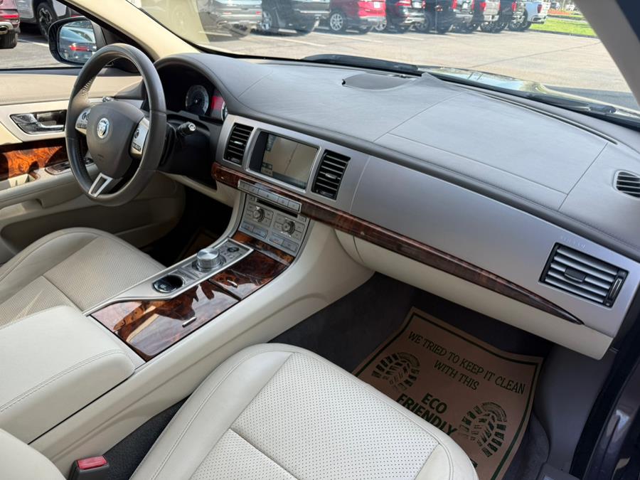 2010 Jaguar XF Premium Luxury photo