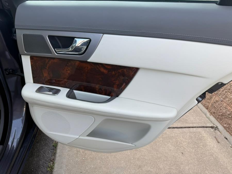 2010 Jaguar XF Premium Luxury photo