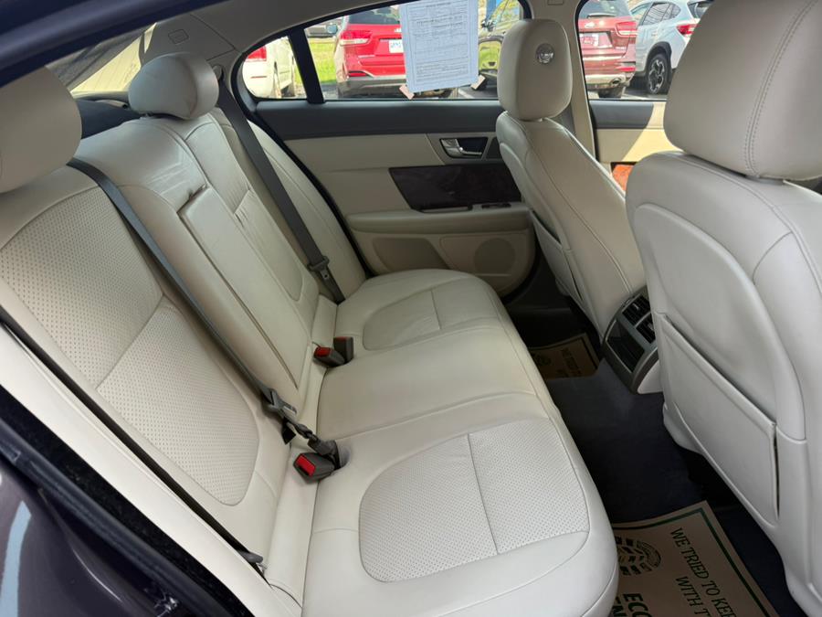 2010 Jaguar XF Premium Luxury photo