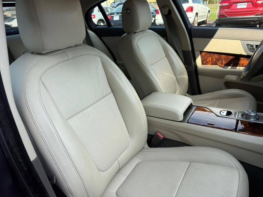 2010 Jaguar XF Premium Luxury photo