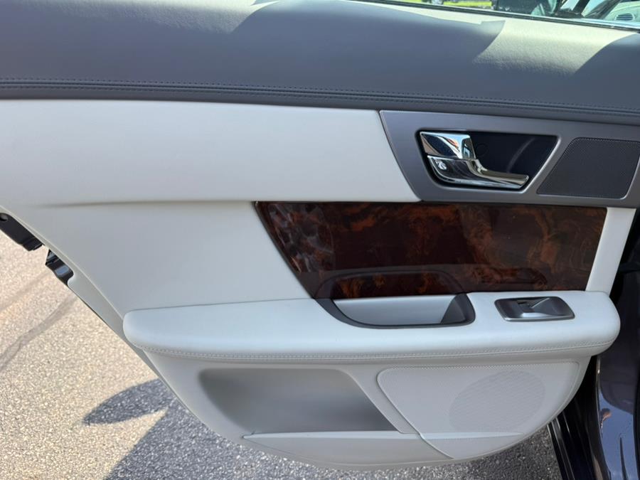 2010 Jaguar XF Premium Luxury photo