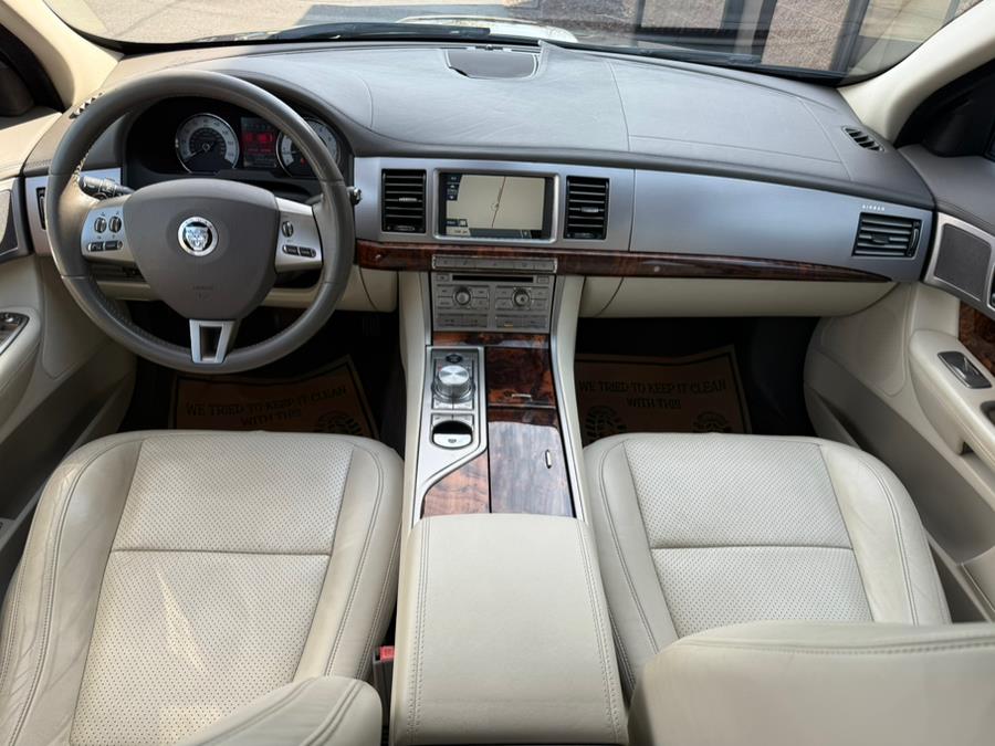 2010 Jaguar XF Premium Luxury photo
