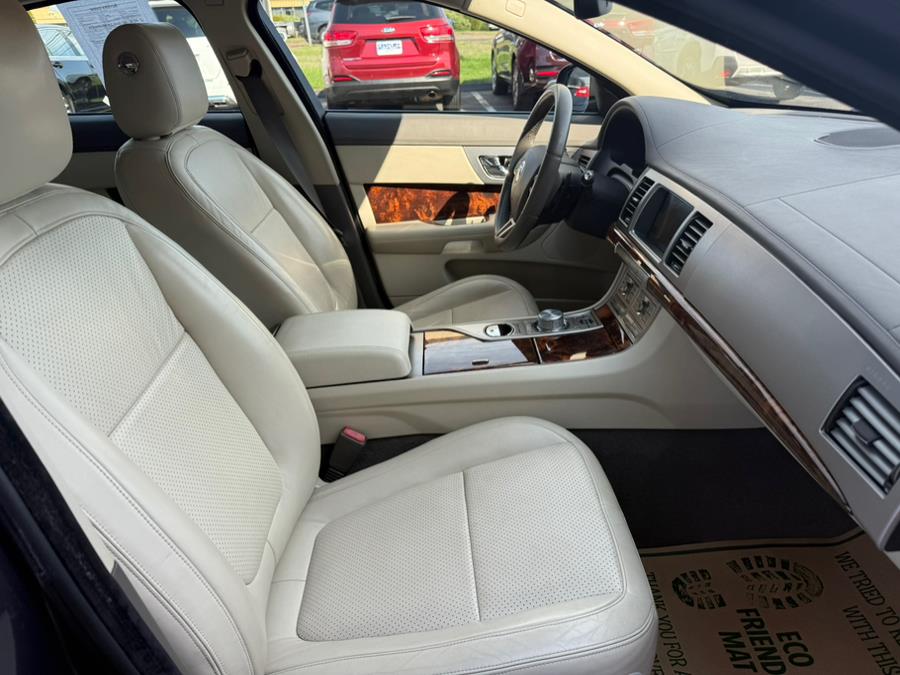 2010 Jaguar XF Premium Luxury photo