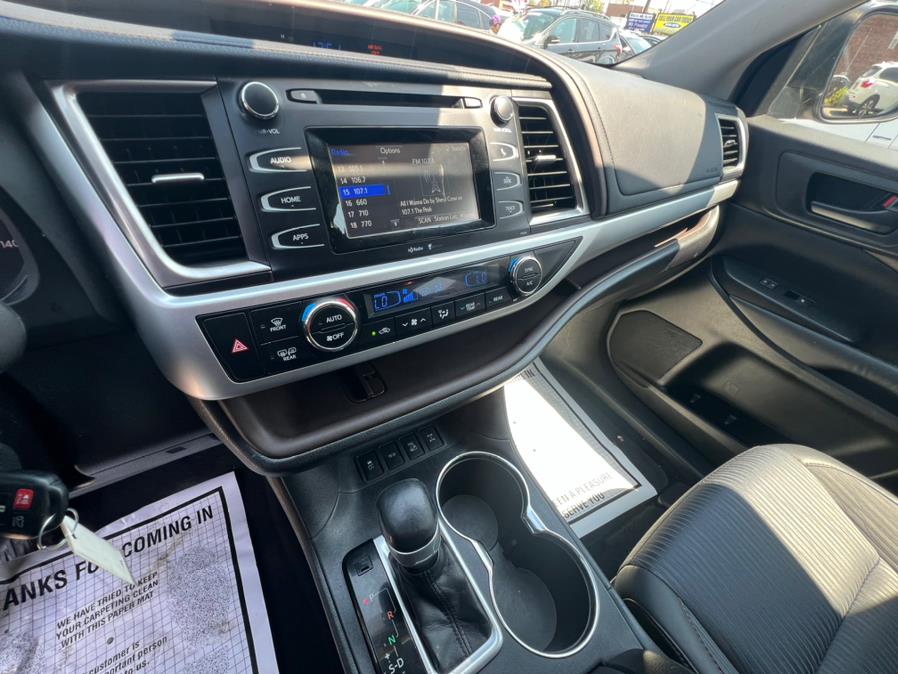2015 Toyota Highlander AWD 4dr V6 LE (Natl) photo