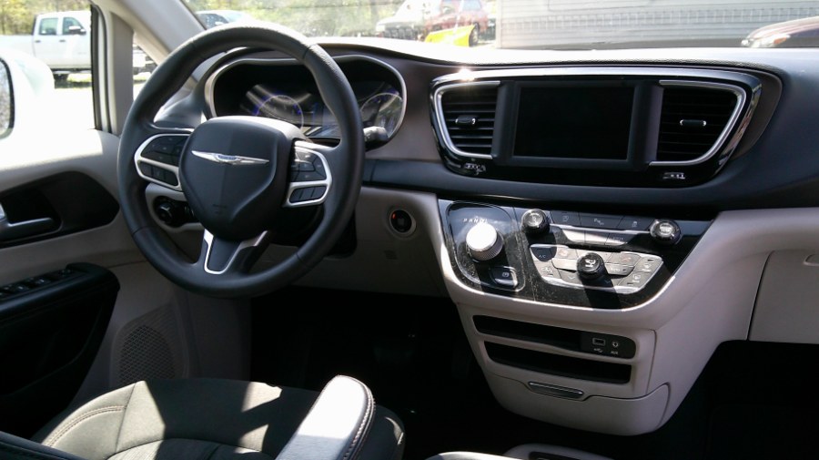 2018 Chrysler Pacifica Touring Plus FWD photo