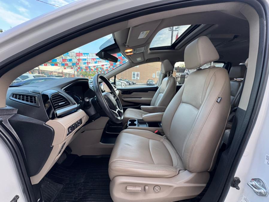 2023 Honda Odyssey Touring Auto photo