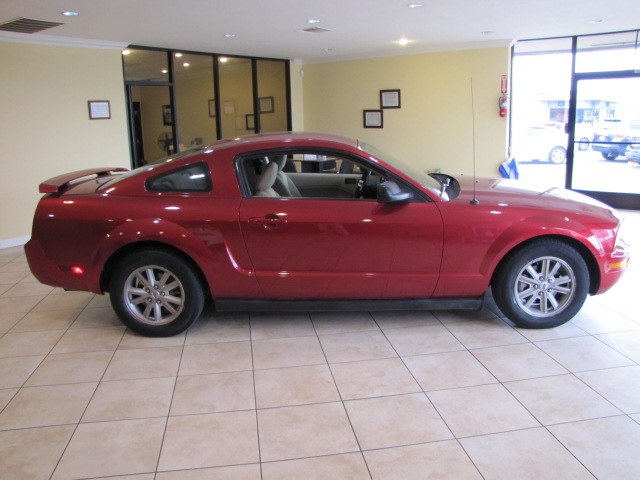 2006 Ford Mustang V6 Standard photo