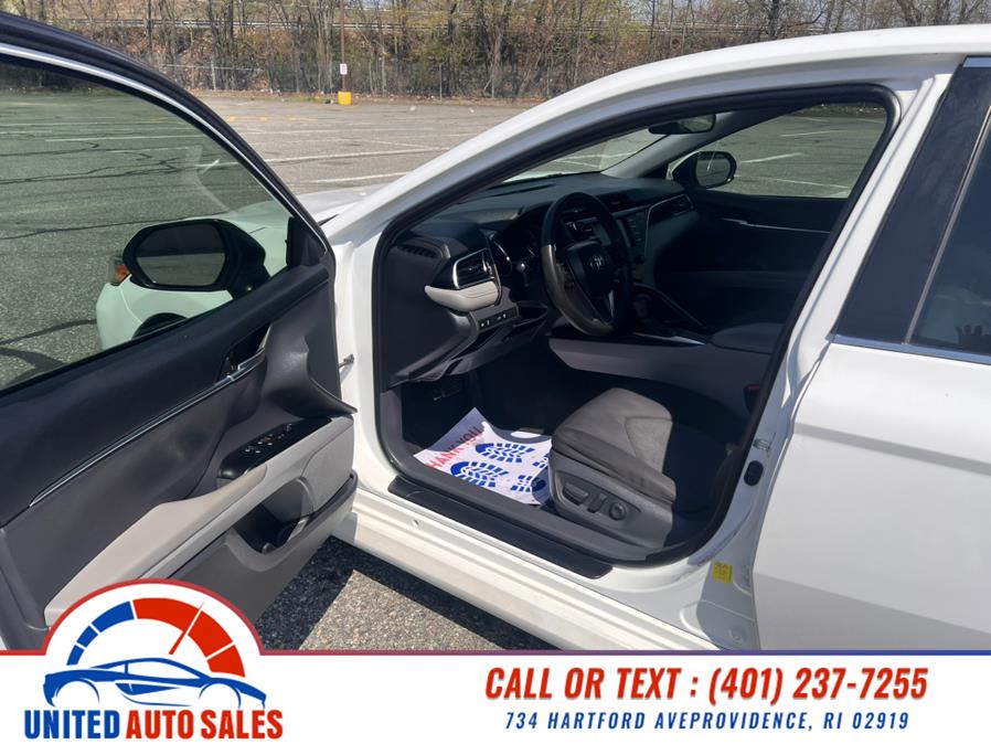 2018 Toyota Camry LE Auto (Natl) photo