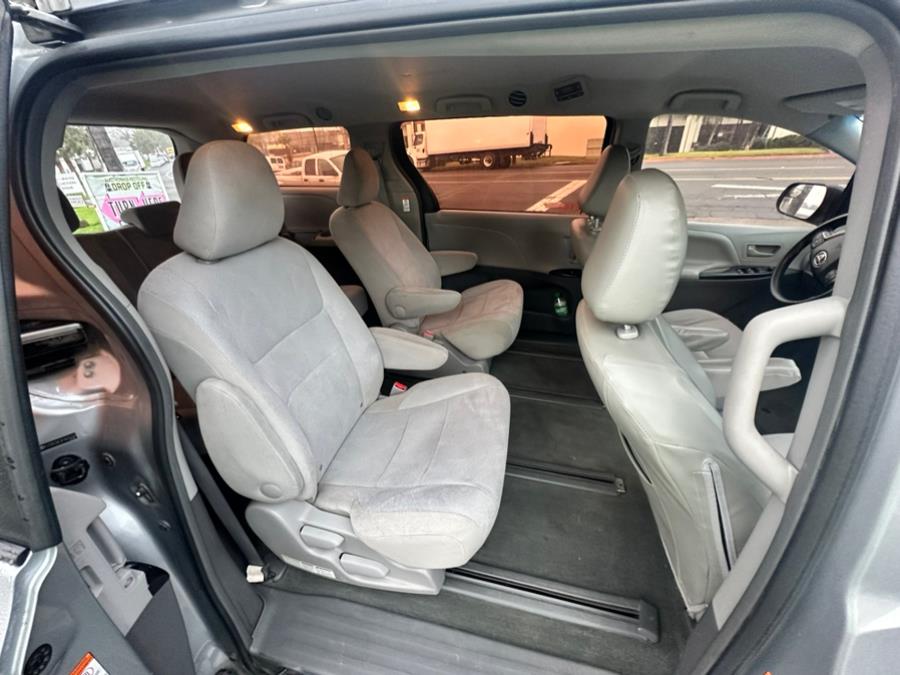 2015 Toyota Sienna 5dr 7-Pass Van L FWD (Natl) photo