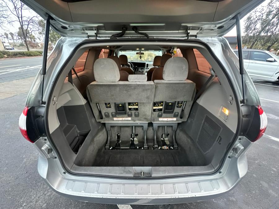 2015 Toyota Sienna 5dr 7-Pass Van L FWD (Natl) photo