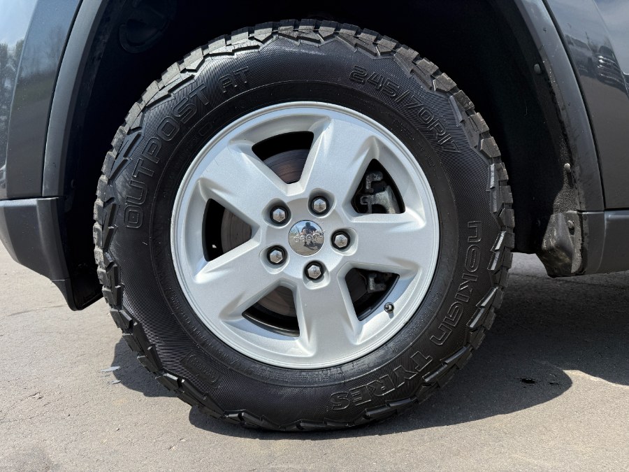 2011 Jeep Grand Cherokee Laredo photo