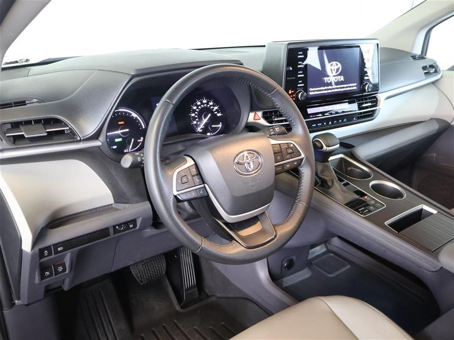 2023 Toyota Sienna XLE photo