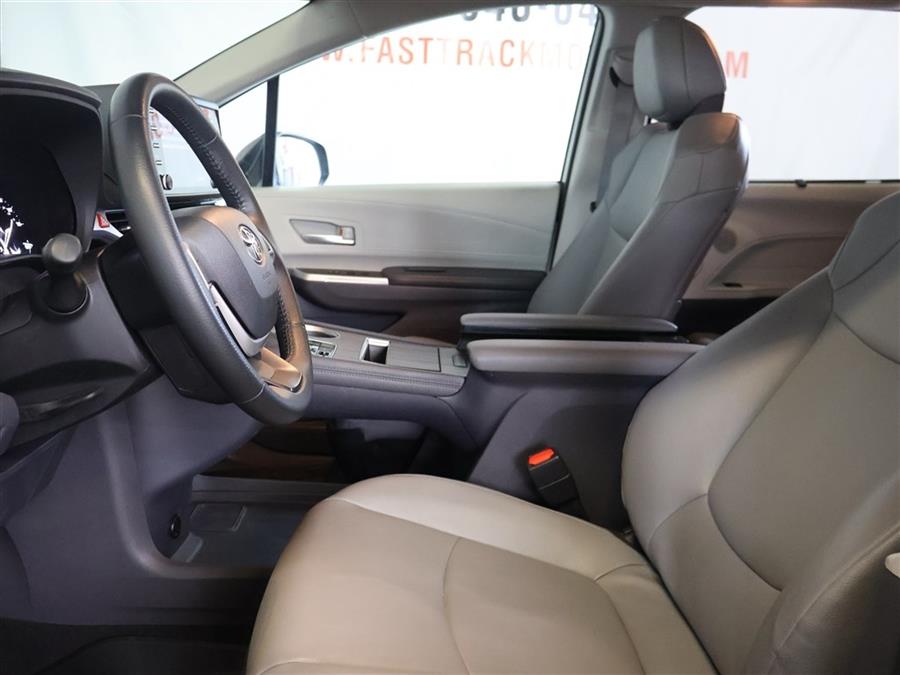 2023 Toyota Sienna XLE photo