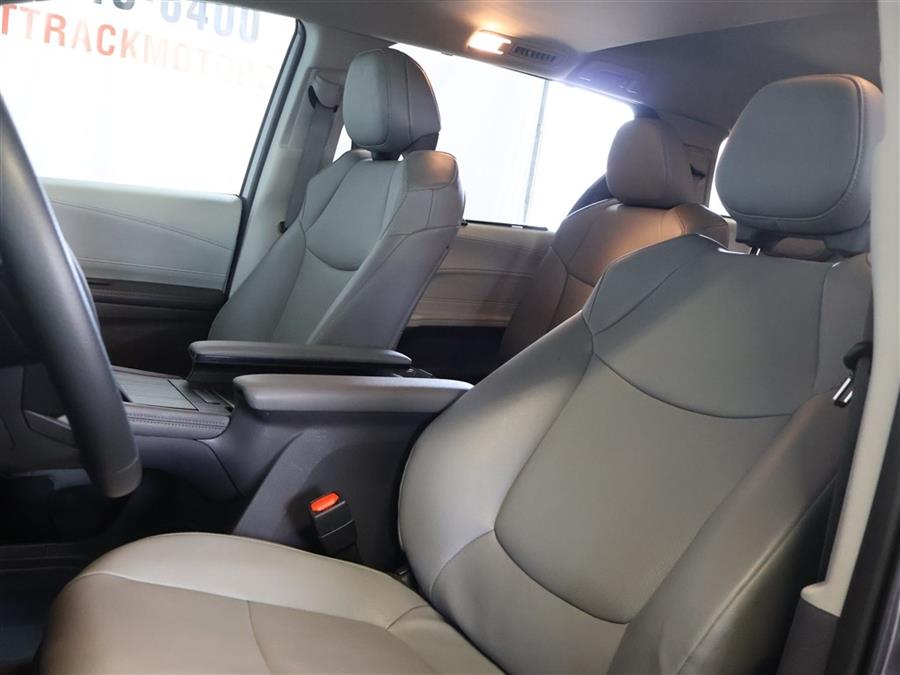 2023 Toyota Sienna XLE photo