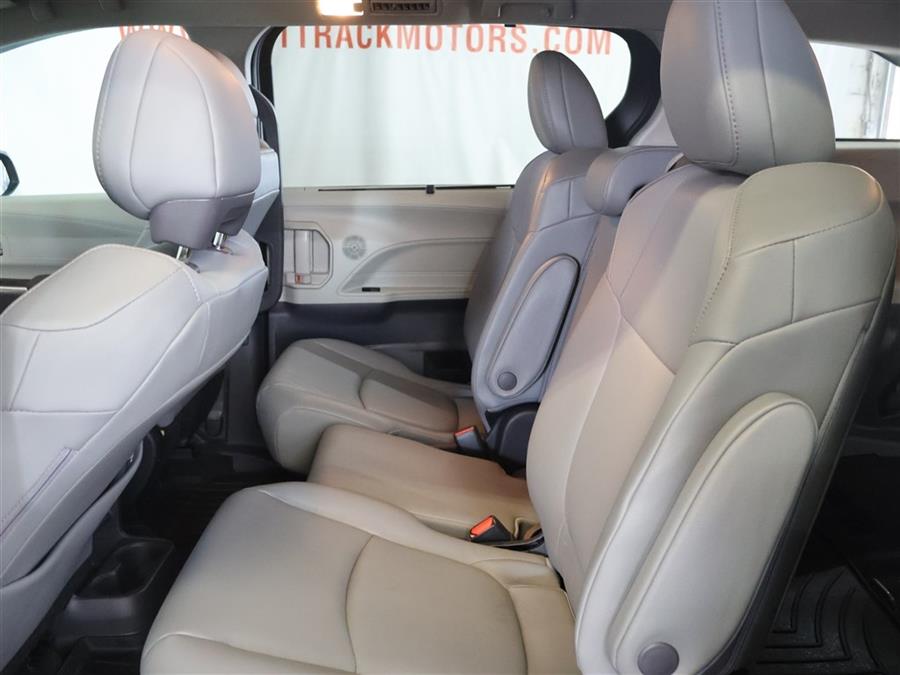 2023 Toyota Sienna XLE photo