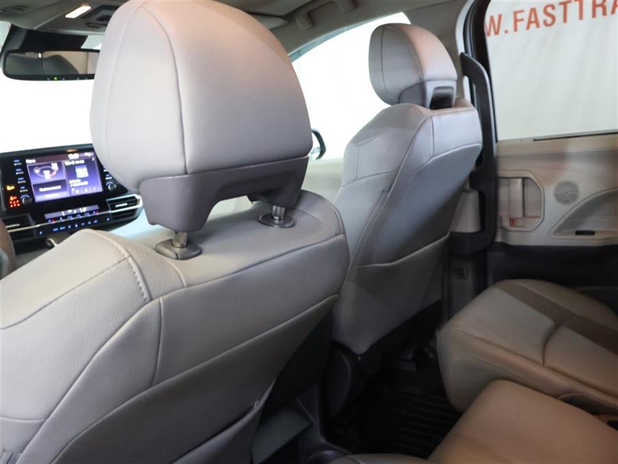 2023 Toyota Sienna XLE photo