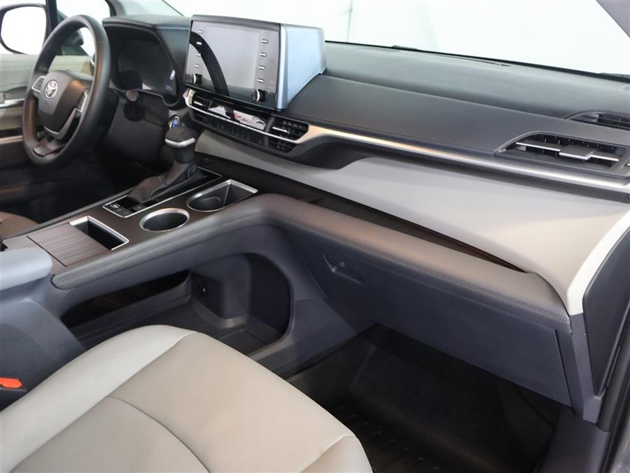2023 Toyota Sienna XLE photo