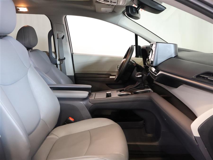2023 Toyota Sienna XLE photo