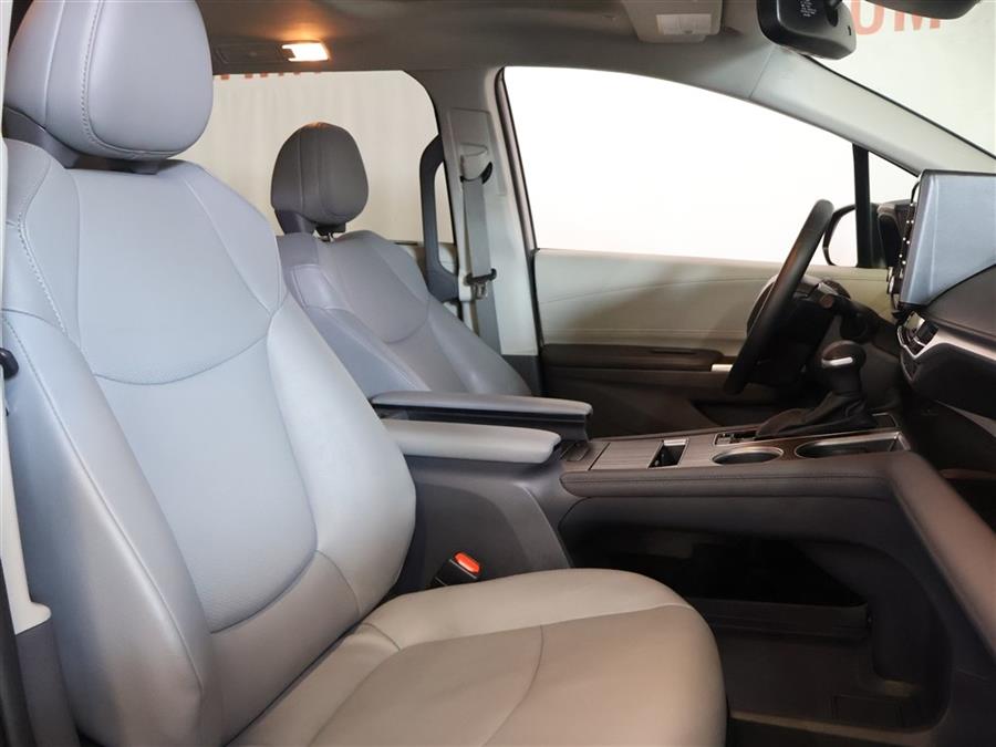 2023 Toyota Sienna XLE photo