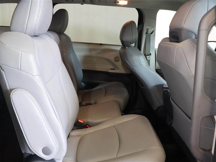 2023 Toyota Sienna XLE photo