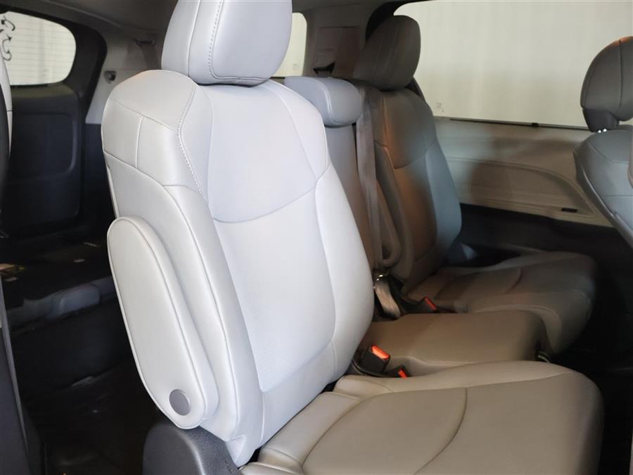2023 Toyota Sienna XLE photo