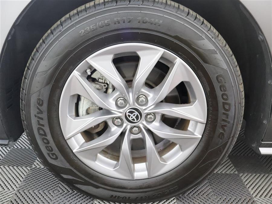 2023 Toyota Sienna XLE photo