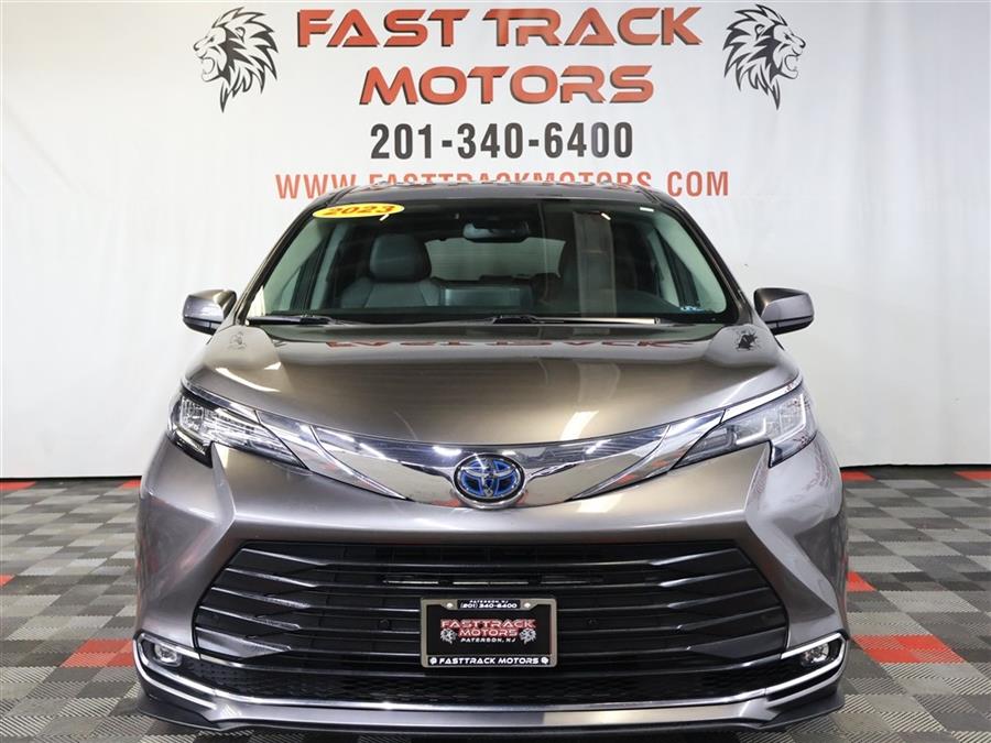 2023 Toyota Sienna XLE photo