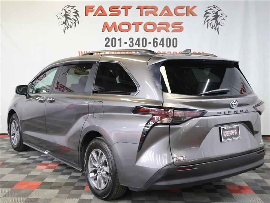 2023 Toyota Sienna XLE photo
