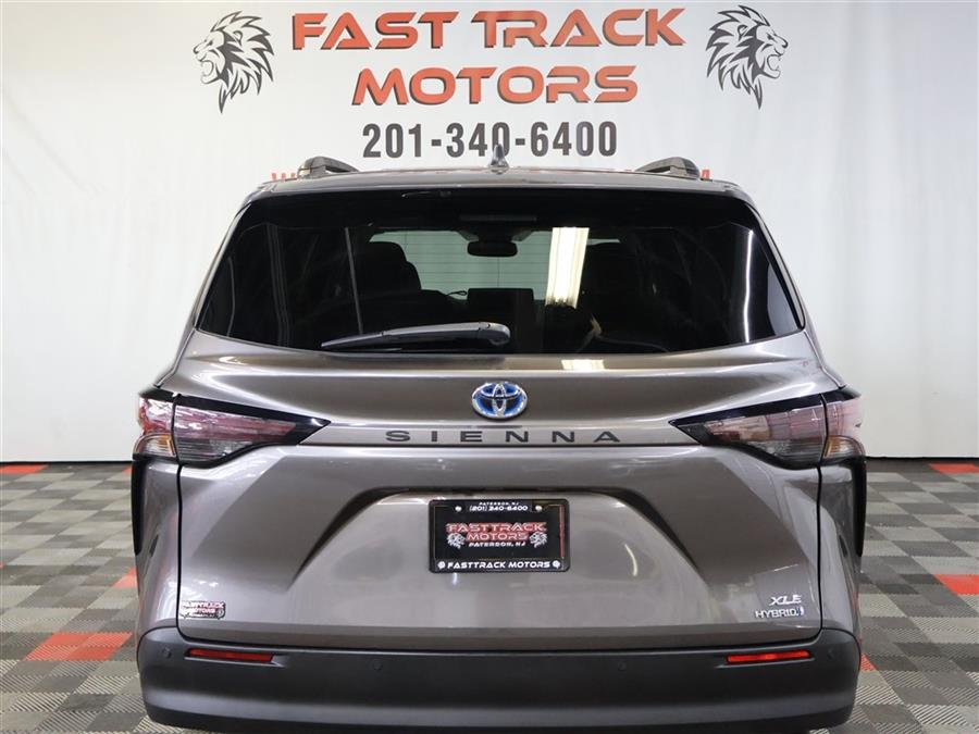 2023 Toyota Sienna XLE photo