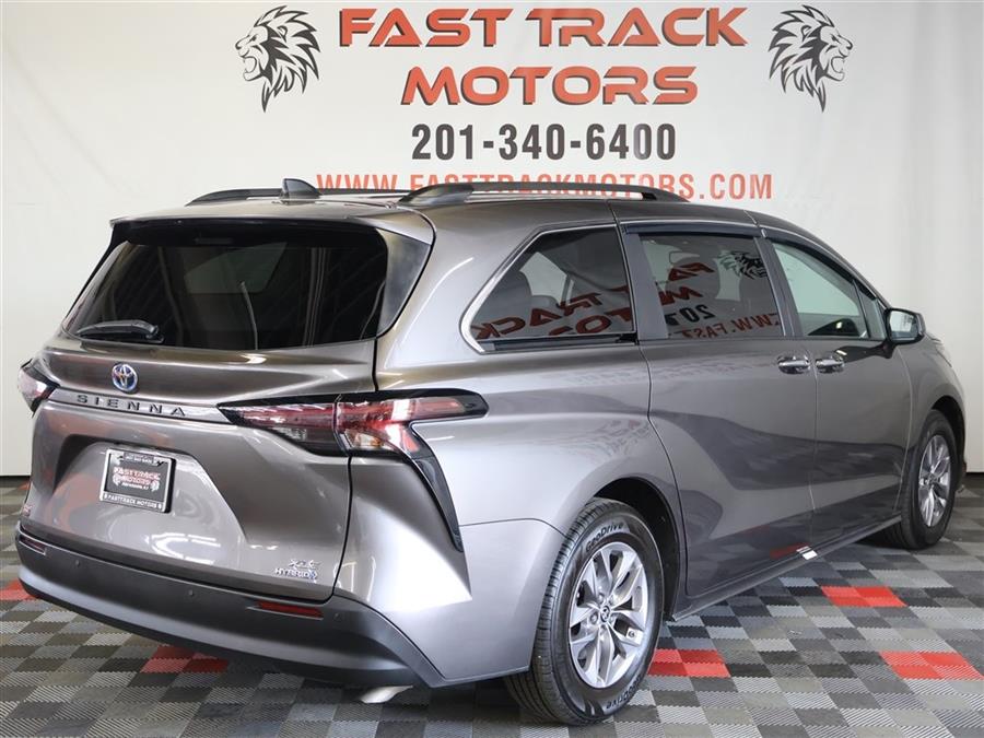 2023 Toyota Sienna XLE photo