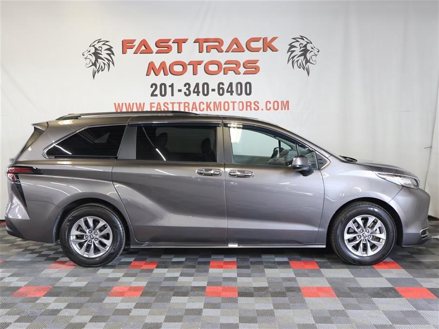 2023 Toyota Sienna XLE photo