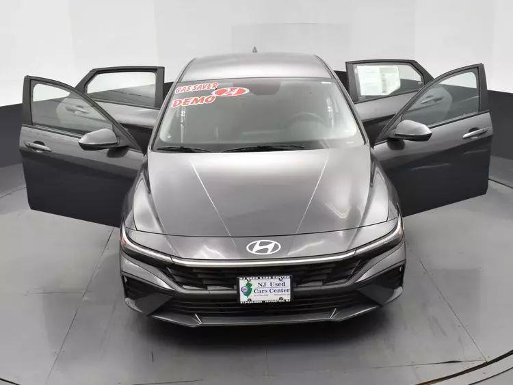 2024 Hyundai Elantra SEL Sedan 4D photo