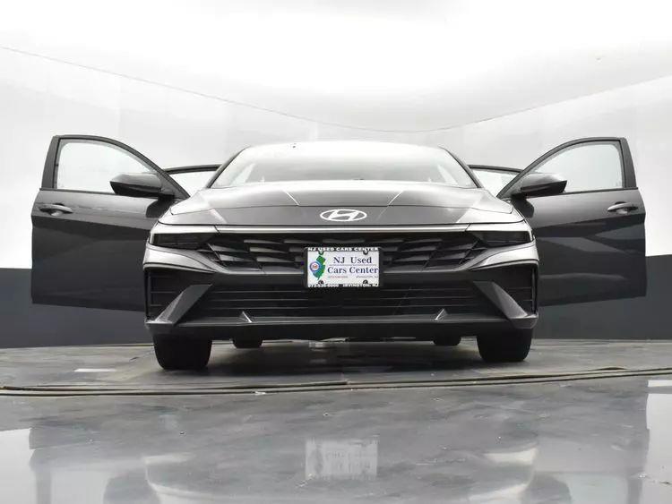 2024 Hyundai Elantra SEL Sedan 4D photo