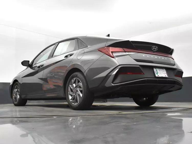 2024 Hyundai Elantra SEL Sedan 4D photo