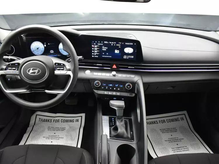 2024 Hyundai Elantra SEL Sedan 4D photo