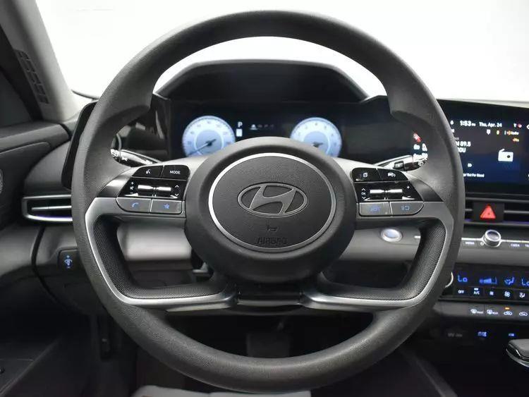 2024 Hyundai Elantra SEL Sedan 4D photo