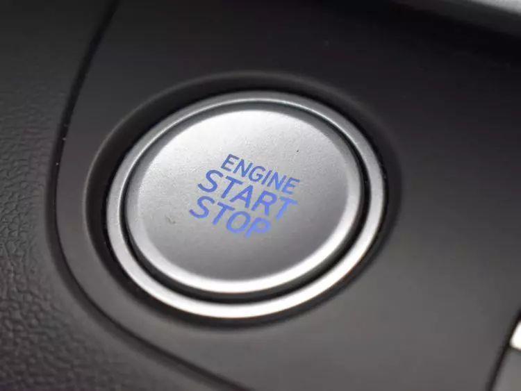 2024 Hyundai Elantra SEL Sedan 4D photo