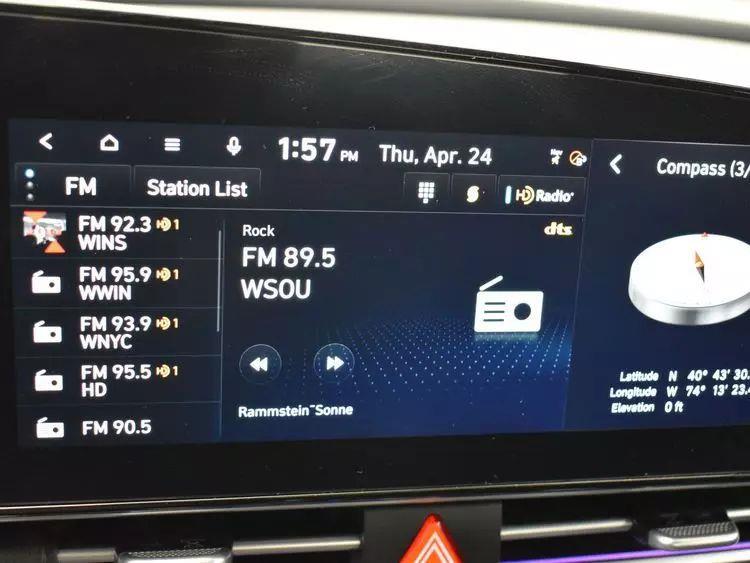 2024 Hyundai Elantra SEL Sedan 4D photo