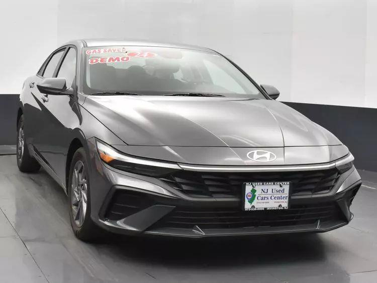 2024 Hyundai Elantra SEL Sedan 4D photo