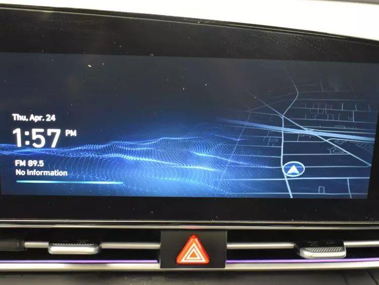 2024 Hyundai Elantra SEL Sedan 4D photo