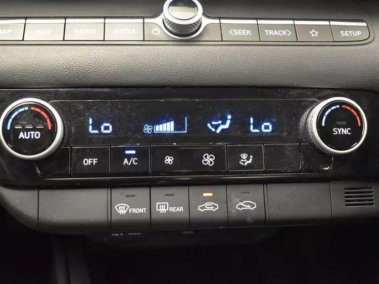 2024 Hyundai Elantra SEL Sedan 4D photo
