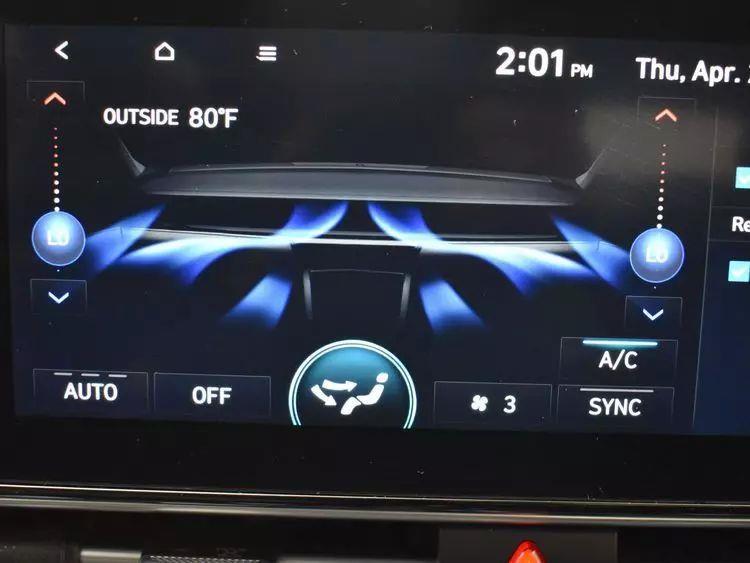 2024 Hyundai Elantra SEL Sedan 4D photo