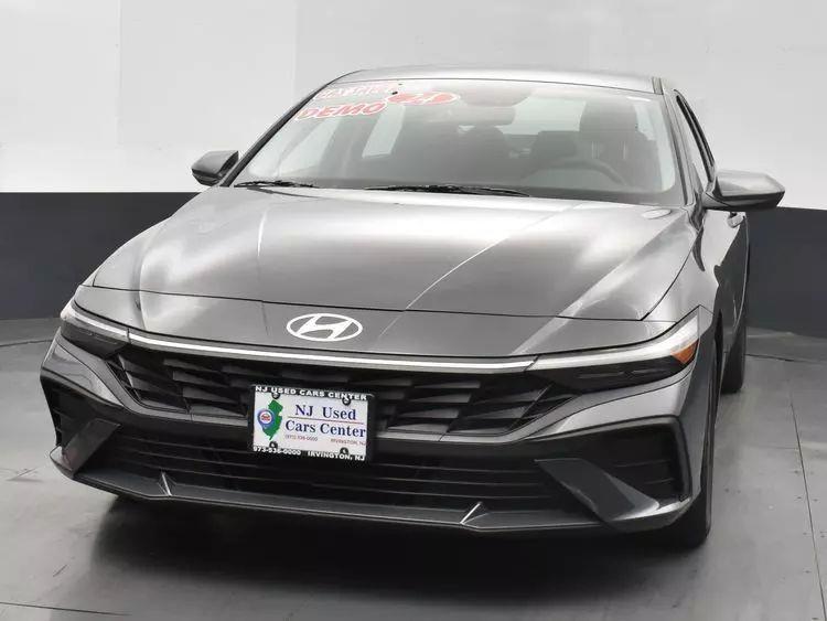 2024 Hyundai Elantra SEL Sedan 4D photo