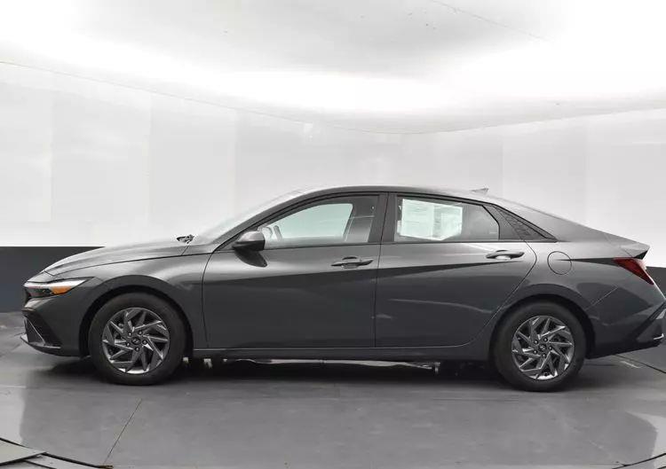 2024 Hyundai Elantra SEL Sedan 4D photo