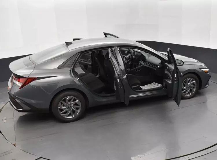 2024 Hyundai Elantra SEL Sedan 4D photo