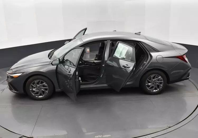 2024 Hyundai Elantra SEL Sedan 4D photo