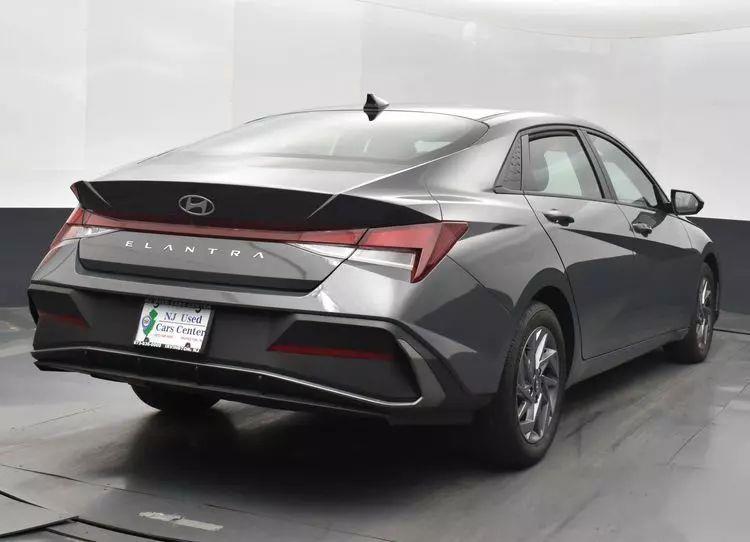 2024 Hyundai Elantra SEL Sedan 4D photo