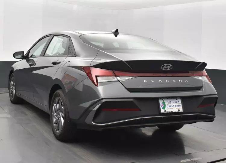 2024 Hyundai Elantra SEL Sedan 4D photo