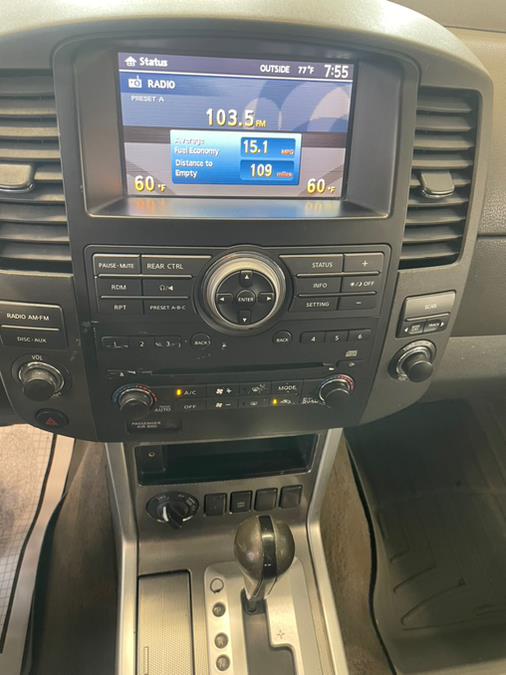 2009 Nissan Pathfinder LE photo