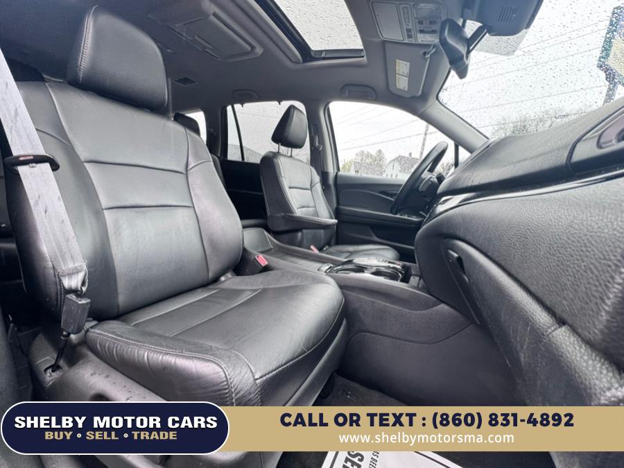 2017 Honda Pilot Touring AWD photo